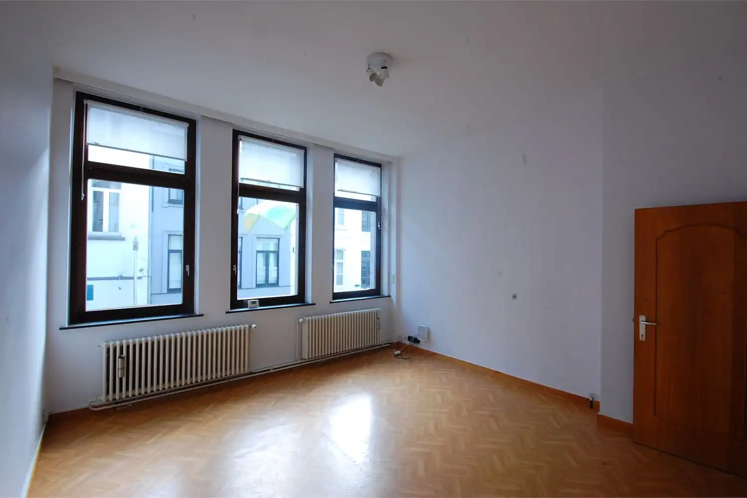 Appartement met 1 slaapkamer gelegen in het verkeersvrije centrum ! foto 3