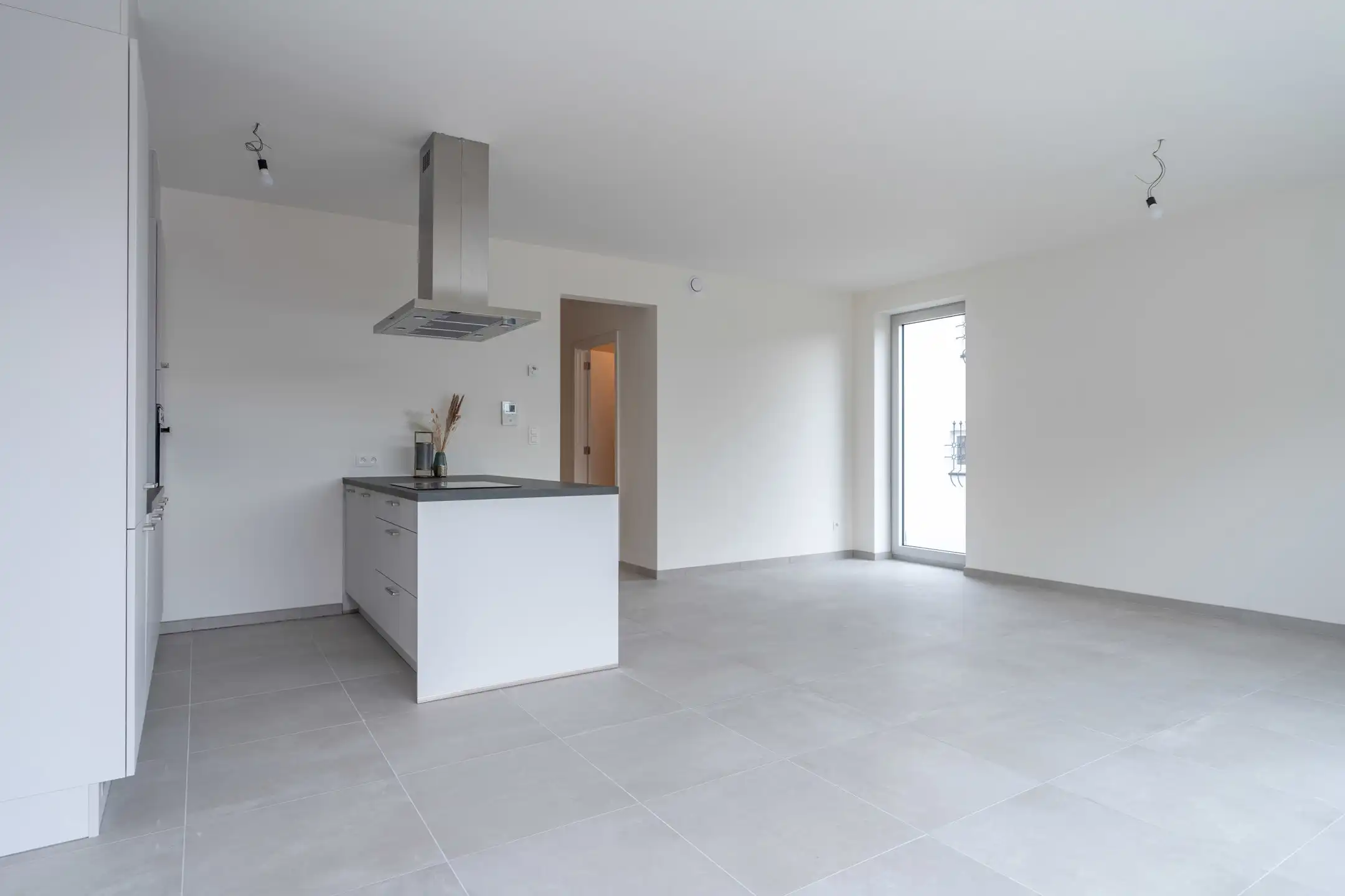 Nieuwbouwappartement met 2 slpks, terras en autostaanplaats. foto 3
