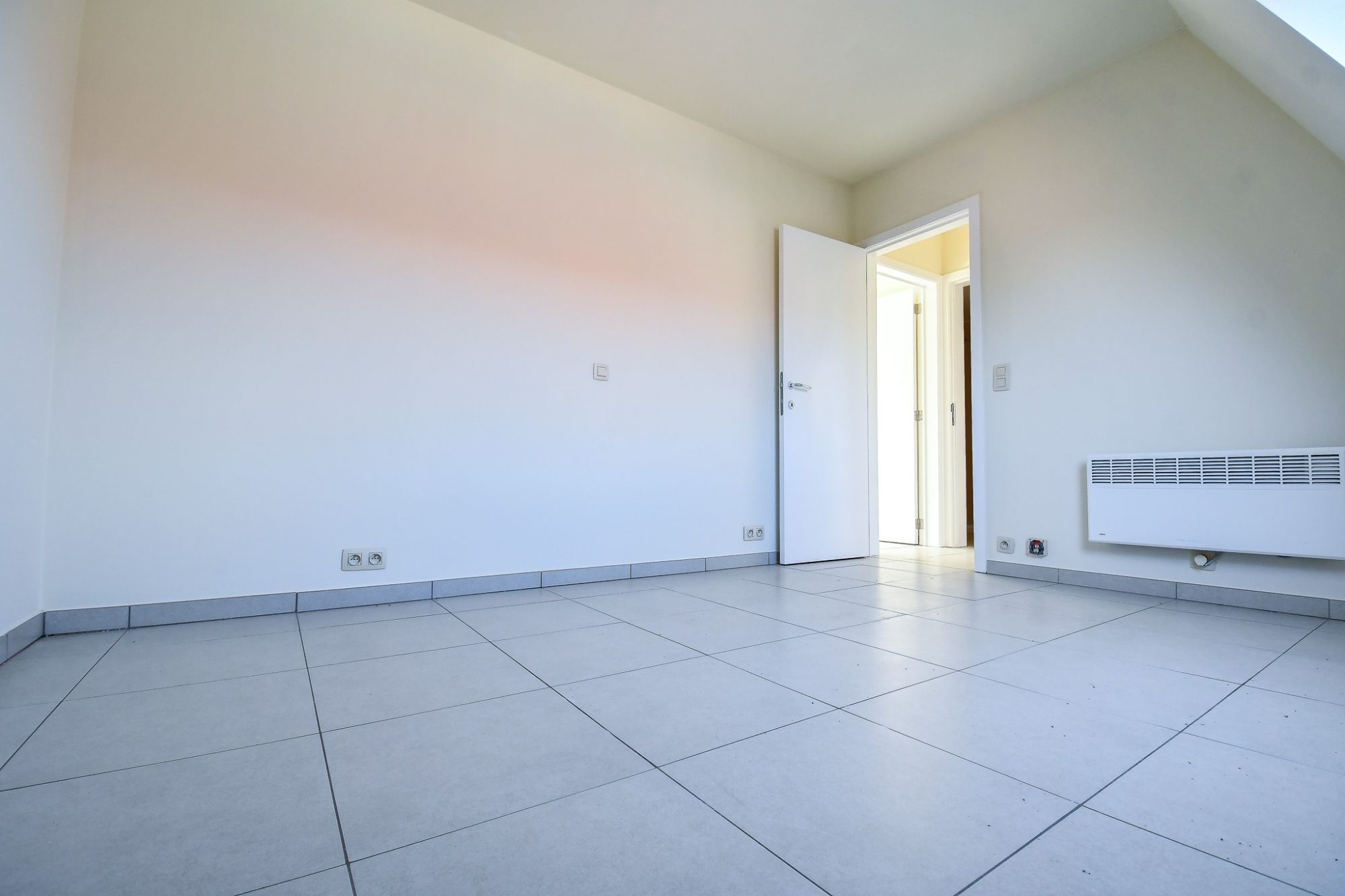 INSTAPKLAAR 2 slaapkamer appartement met terras incl. AUTOSTAANPLAATS en kelder foto 8