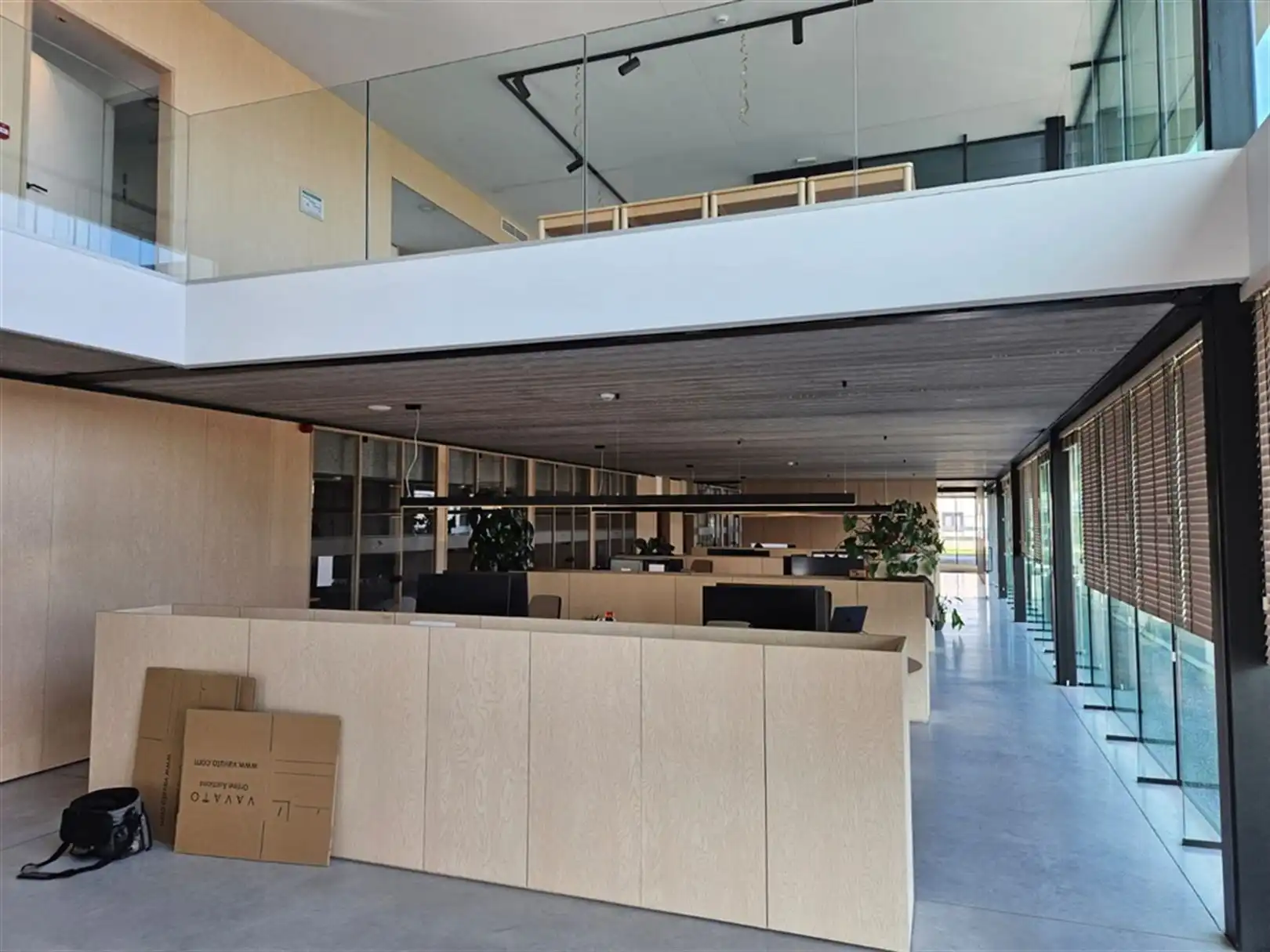 Magazijn met laadkades en kantoren foto 18