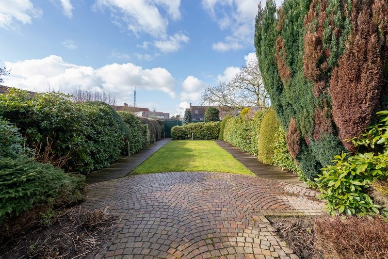 Roeselare stadsrand : Ruime, instapklare HOB met ruime garage en prachtig aangelegde tuin. foto 17