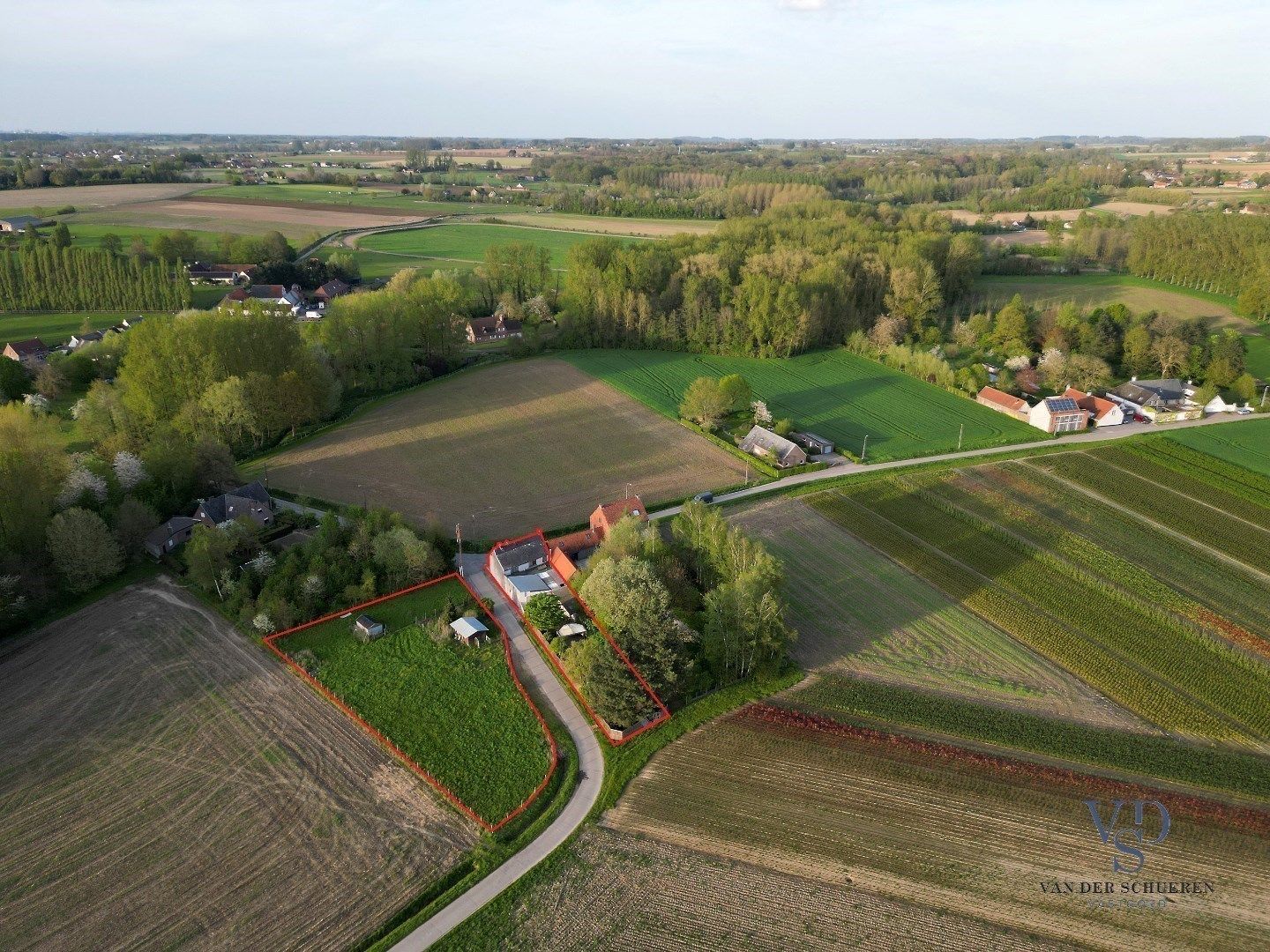 Hoofdfoto van de publicatie: Woning met belendend perceel weiland 