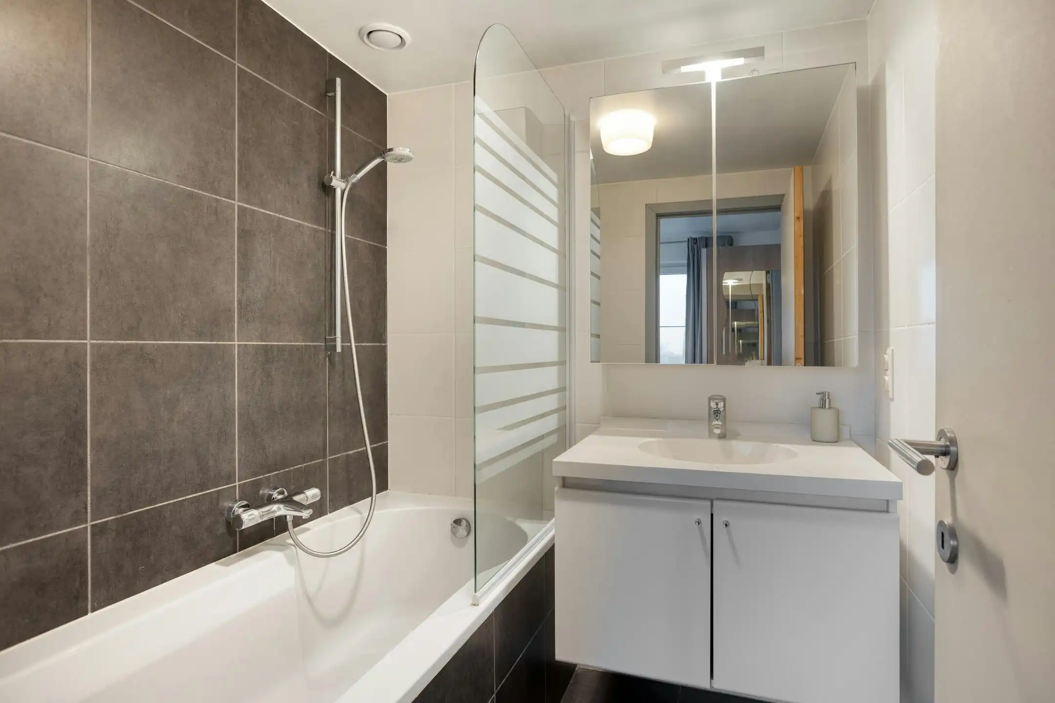 Appartement met 1 slaapkamer, 2 terrassen en kelder te Veurne. foto 7