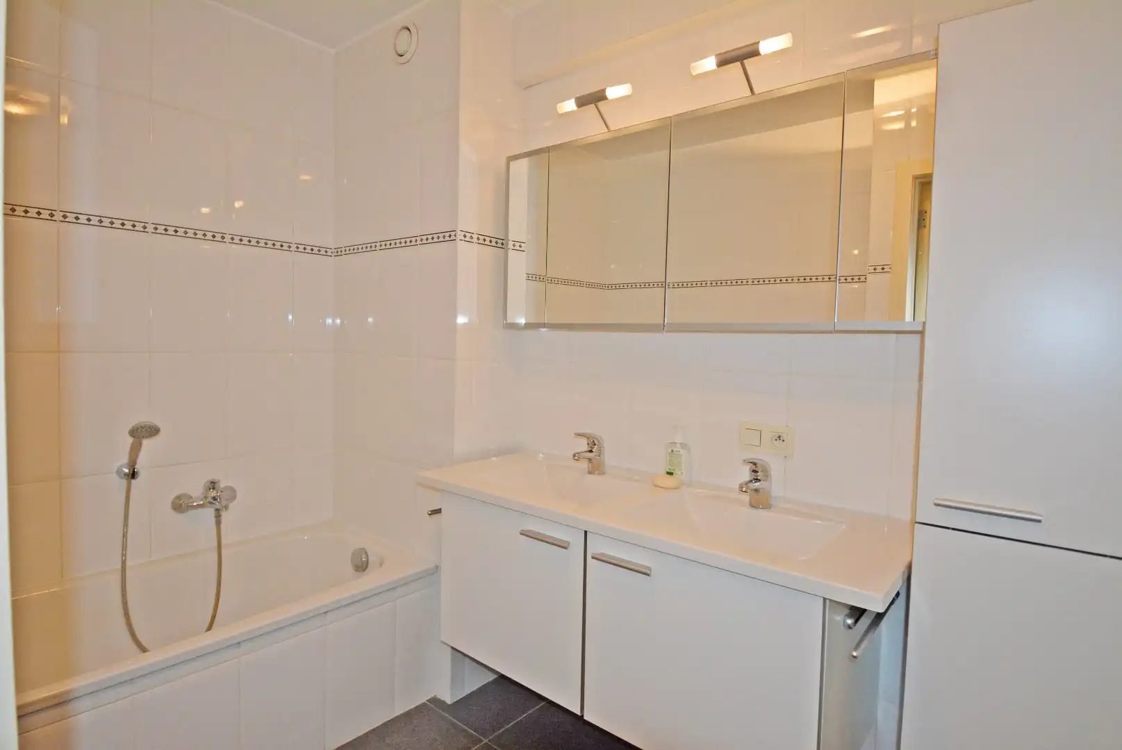 Ruim en lichtrijk appartement met 2 slaapkamers vlakbij het Rubensplein. foto 10