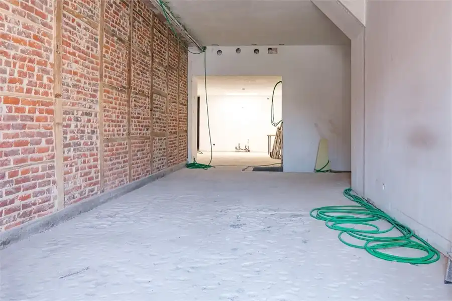 KNAP HANDELSPAND MET VEEL MOGELIJKHEDEN IN HET STADSCENTRUM VAN SINT-TRUIDEN foto 2