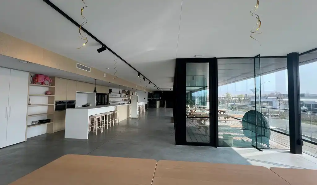 Recent bedrijfsgebouw met prachtige kantoren te huur in Lokeren foto 8