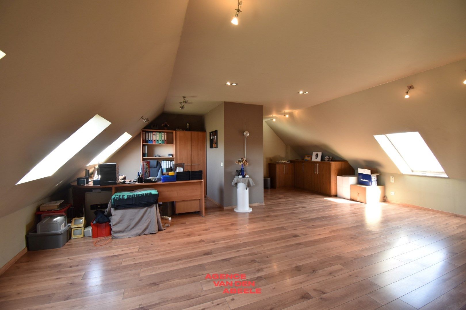 Handelspand bestaande uit eethuis met café en privé woonst foto 27