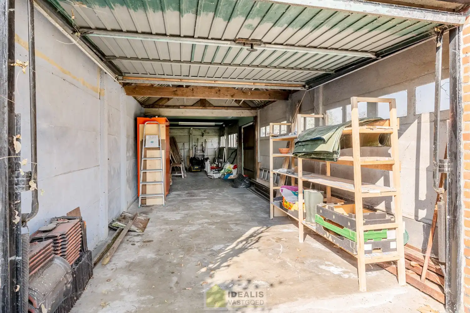 IDEALIS VASTGOED - Aangename vrijstaande woning op toplocatie te Boseind, Pelt. Deze woning omvat maar liefst +-149m² netto bewoonbare oppervlakte op een perceel van 6a 35ca met een ruime woonkamer met aansluitend uitgeruste keuken, maar liefst 3 slaapkamers of 2 slaapkamers met ruime dressing, badkamer, wasplaats, veranda en zeer ruime garage vlakbij de dorpskern van Boseind, Pelt! Uiterst geschikt voor kandidaten op zoek naar een naar eigen wens te renoveren betaalbare woning. foto 26