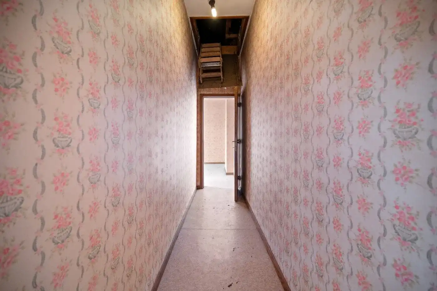 Te renoveren woning met ruime loods en stockagemogelijkheden  foto 12