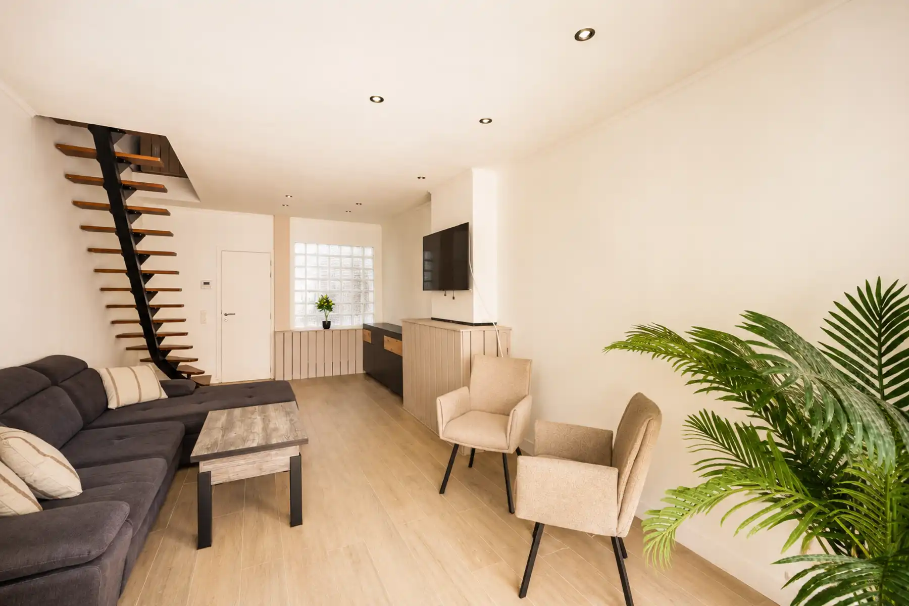 Lichtrijke, gerenoveerde woning in Boom foto 10