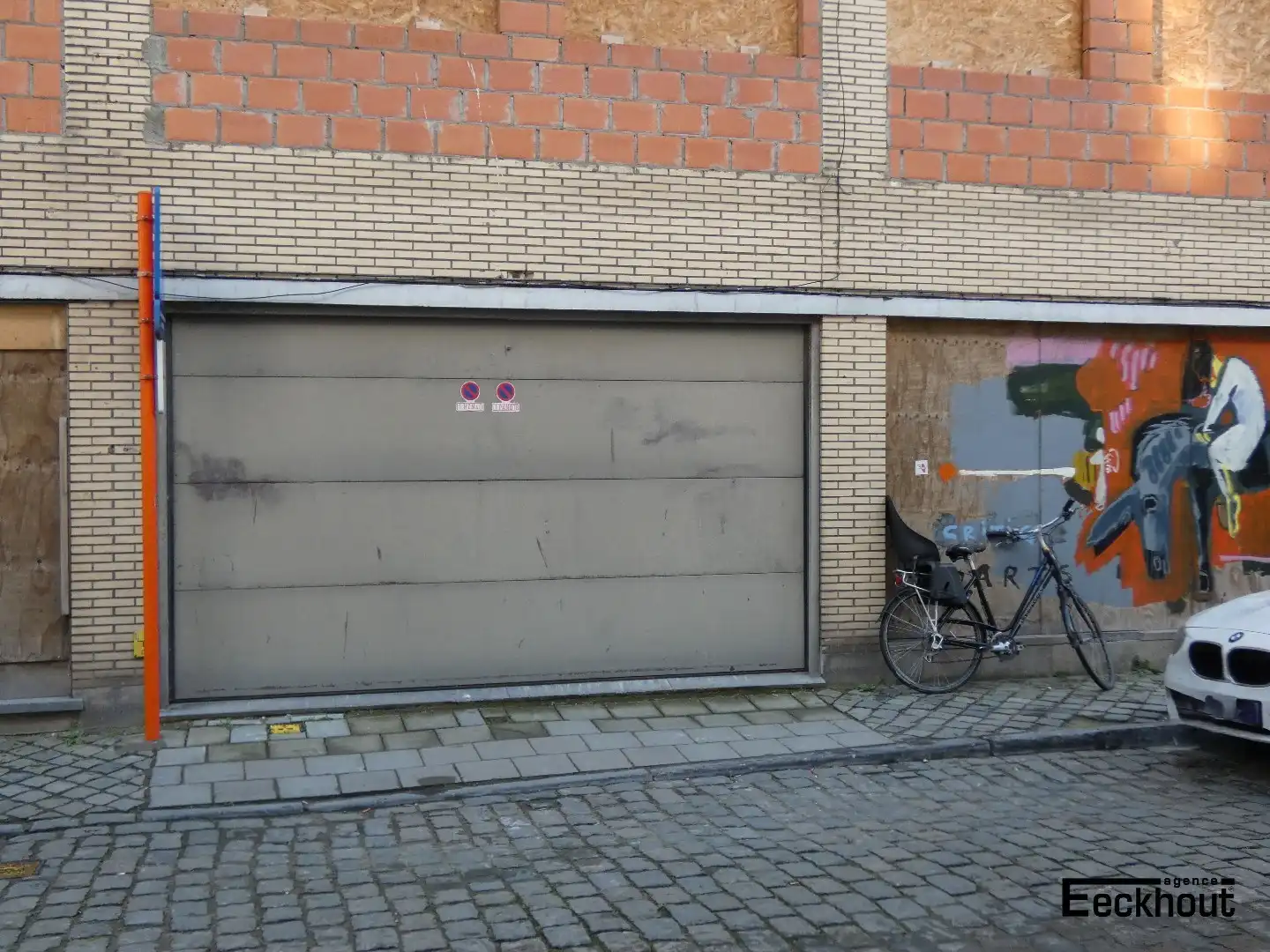Ruime afgesloten parkeergarage foto {{pictureIndex}}