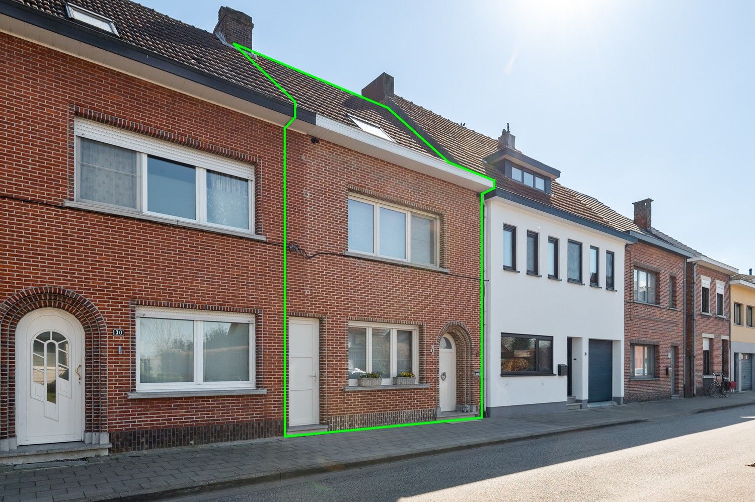 Gezellige lichtrijke rijwoning met 3 slaapkamers en prachtig aangelegde tuin in Wijnegem! foto {{pictureIndex}}