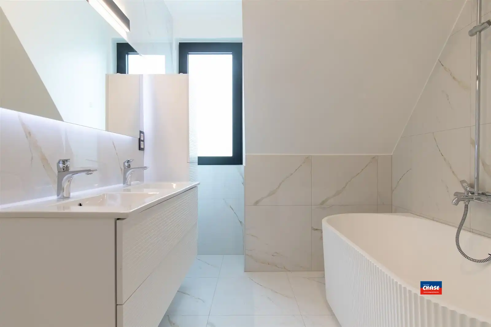 Nieuwbouwwoning met 4 slpks, 3 badk en tuin foto 24