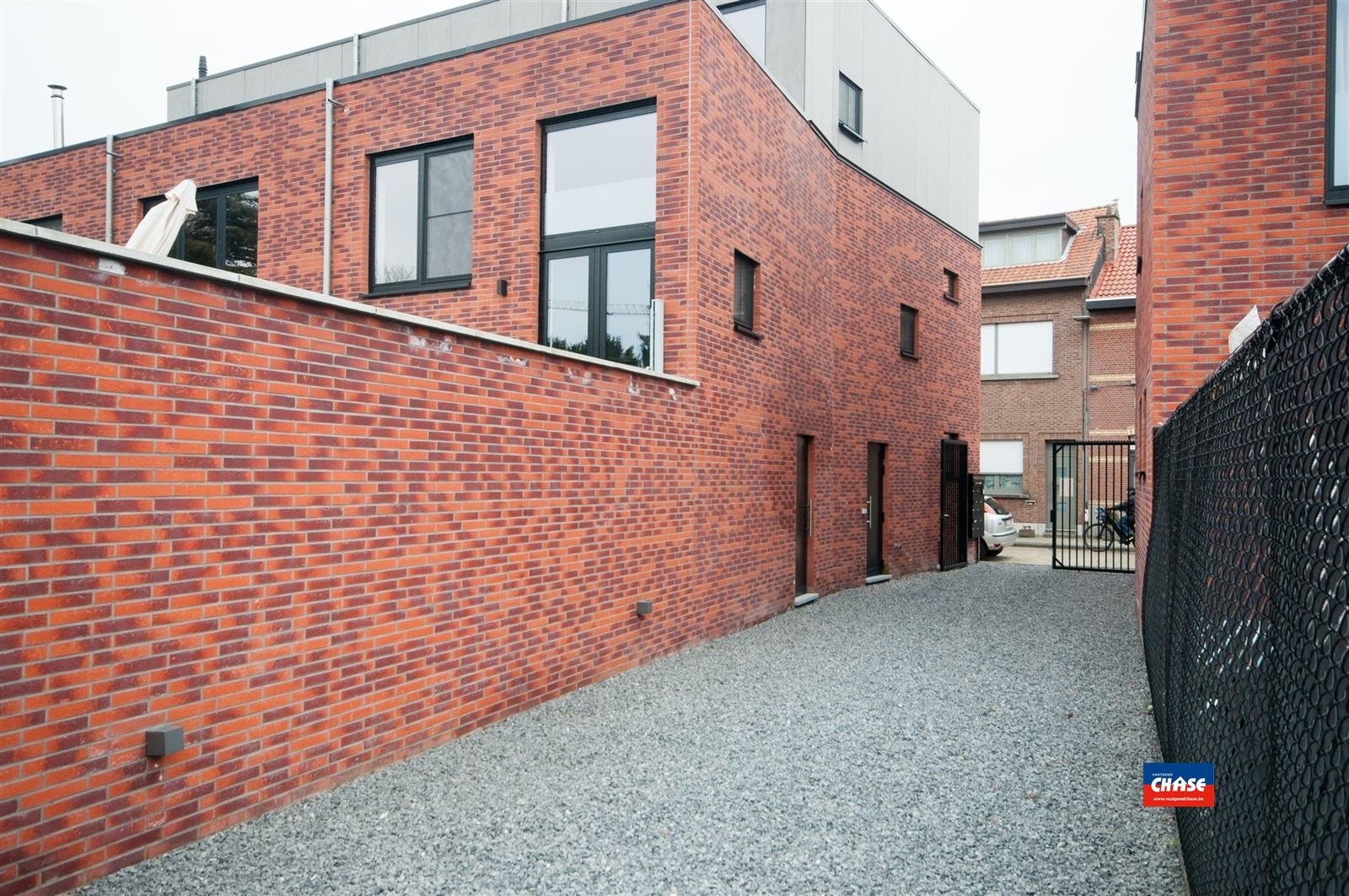 HOB met 2 slaapkamers en terras + P foto 15