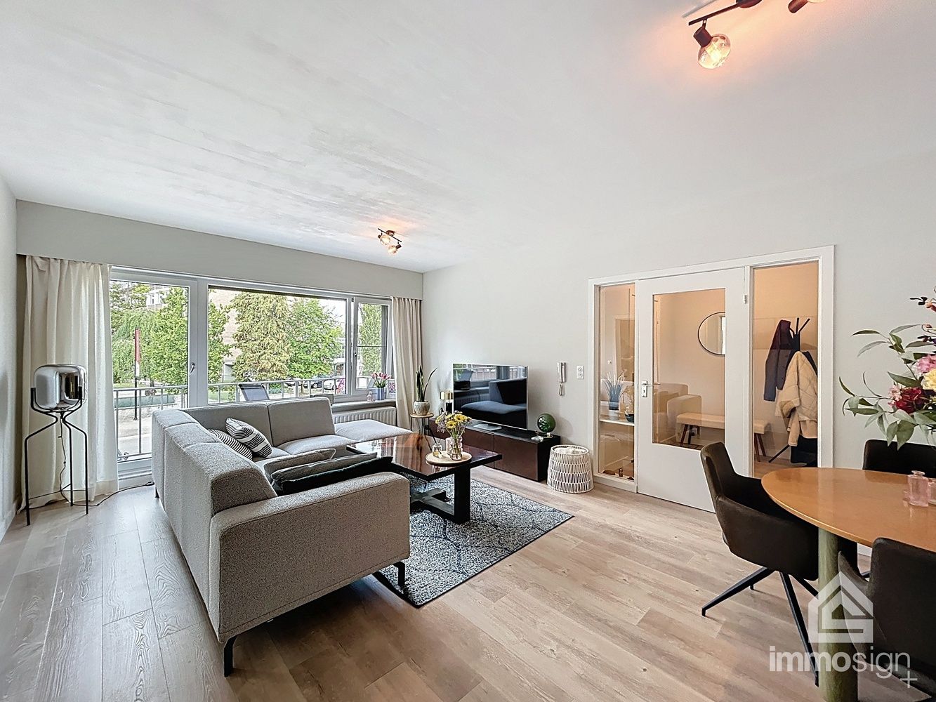 Instapklaar appartement met vernieuwd interieur, 3 slaapkamers en garage in hartje Hamont foto {{pictureIndex}}