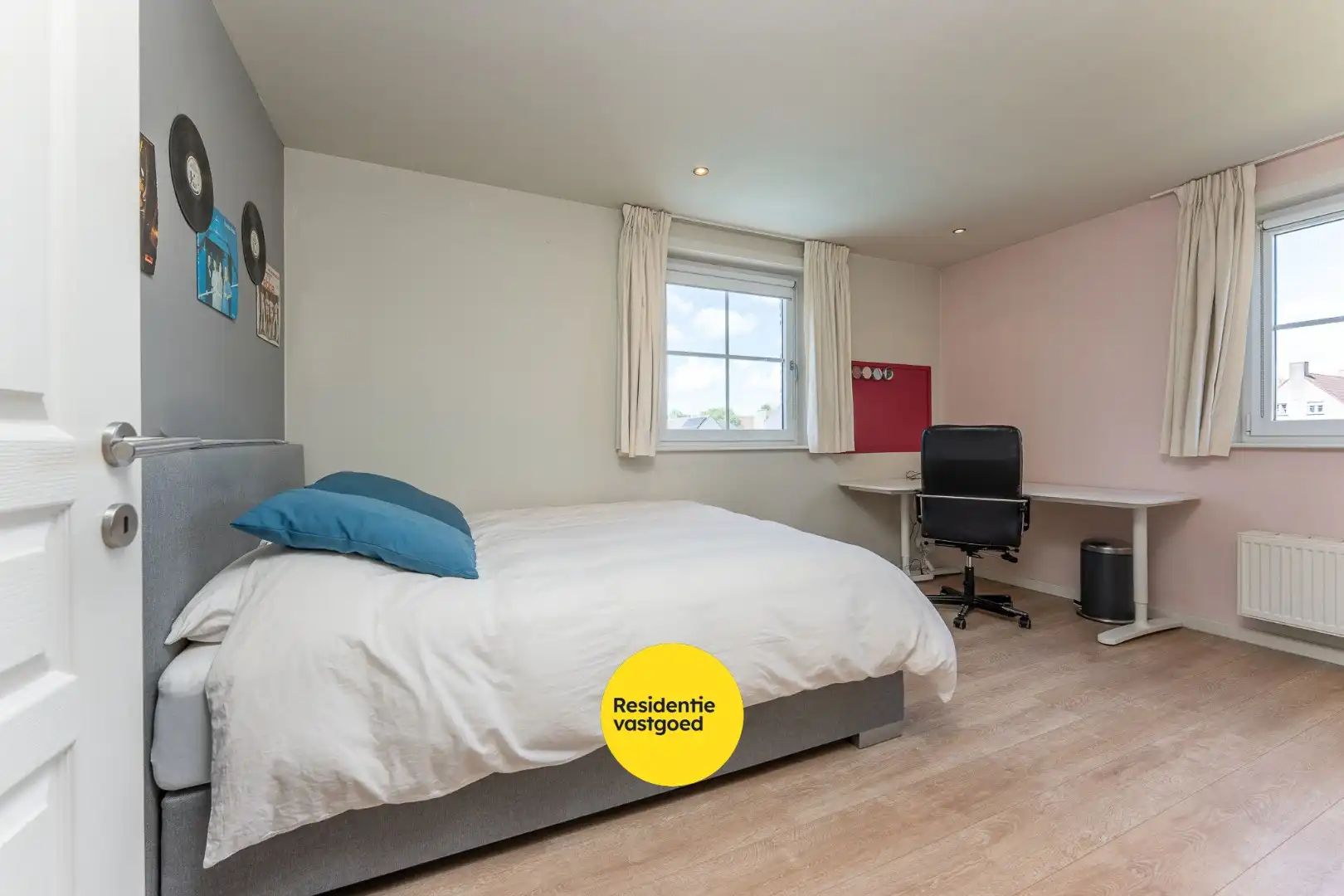 Exclusieve villa met zwembad en poolhouse in de nieuwe St-Annawijk te Sint-Andries foto 23