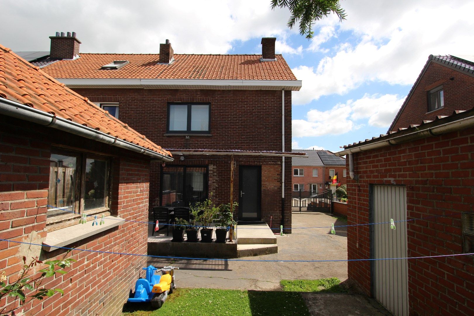 Recent gerenoveerde woning met 3 slaapkamers, tuin en garage foto 2