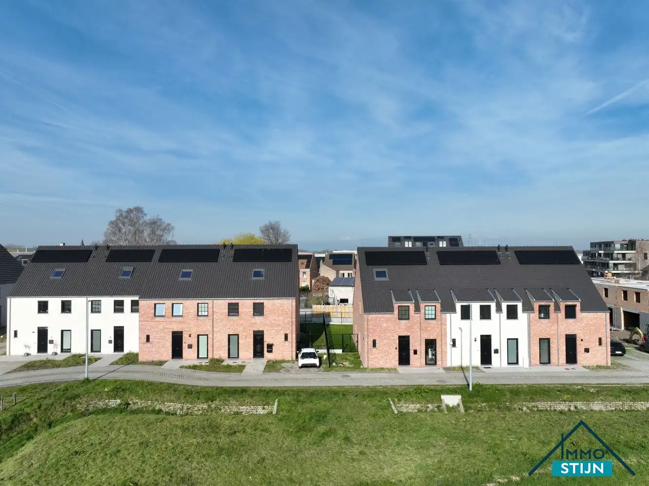 Laatste 4 energiezuinige nieuwbouwwoningen in landelijke stijl foto {{pictureIndex}}
