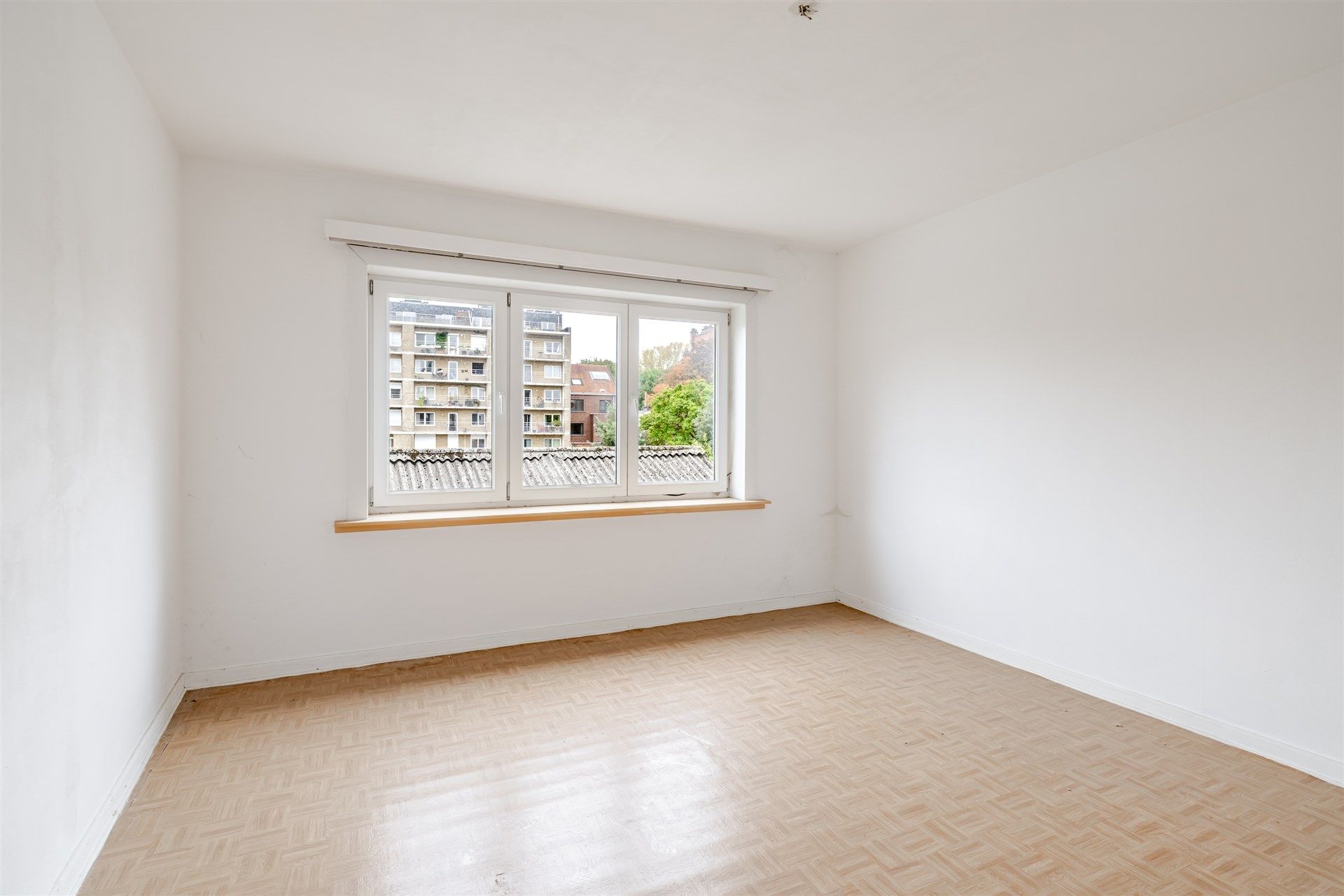 Renovatieproject bestaande uit 3 appartementen + 1 huis + 8 garageboxen foto 4