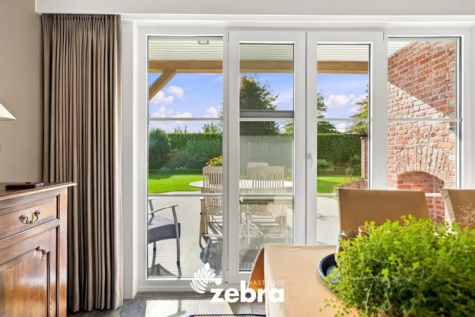 Instapklare open bebouwing met 4 slaapkamers, dubbele garage en prachtige tuin op een rustige ligging! foto 9