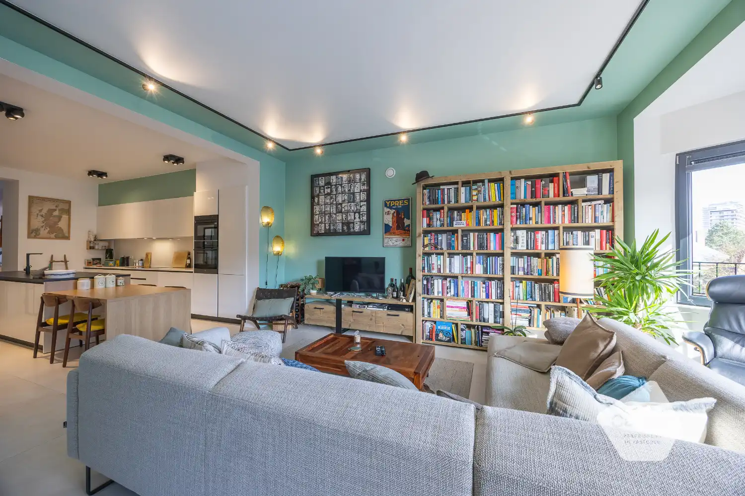 Ruim gerenoveerd drie slaapkamer appartement nabij centrum Oostende foto 4