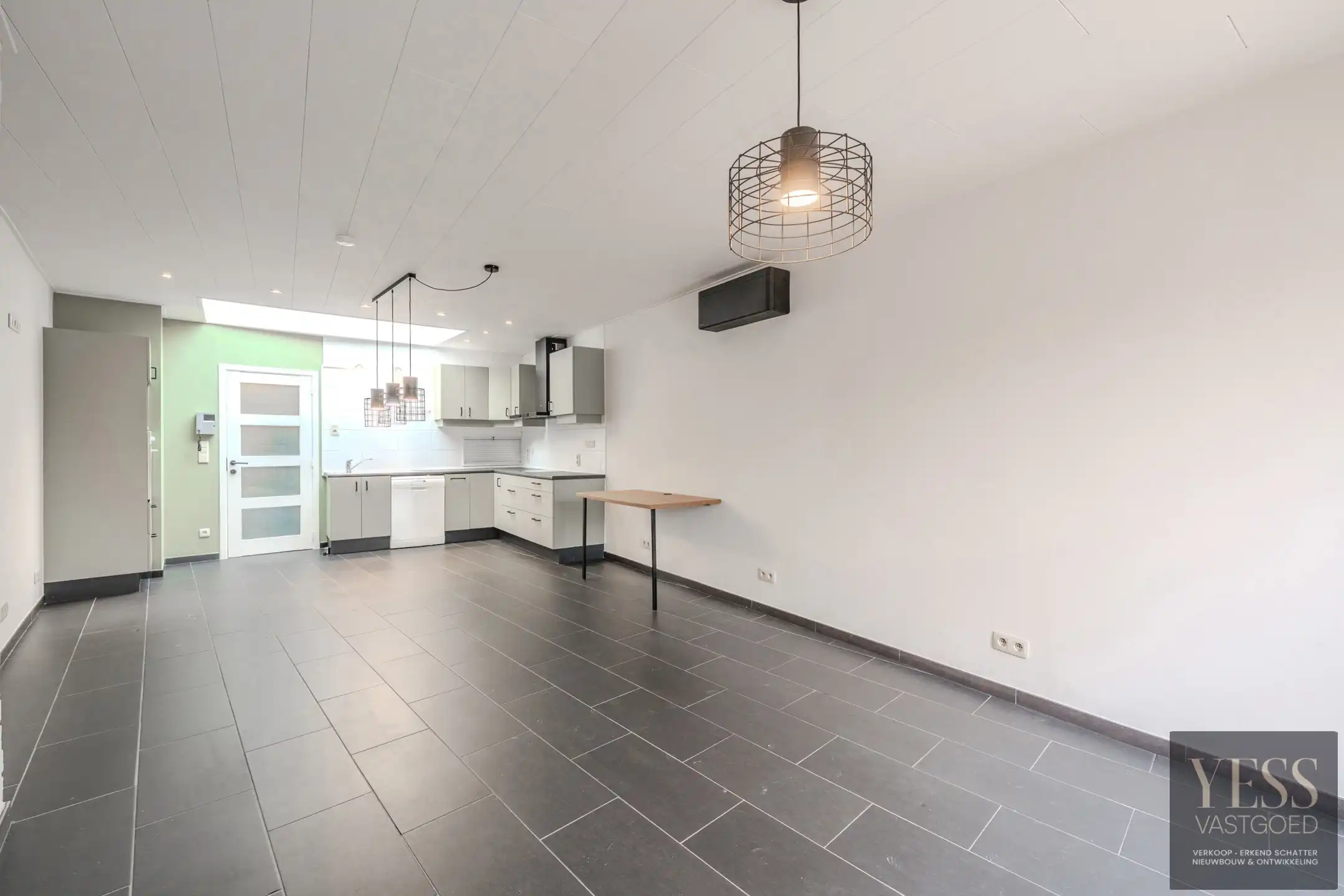 Instapklaar gelijkvloers appartement met terras/tuintje foto 5