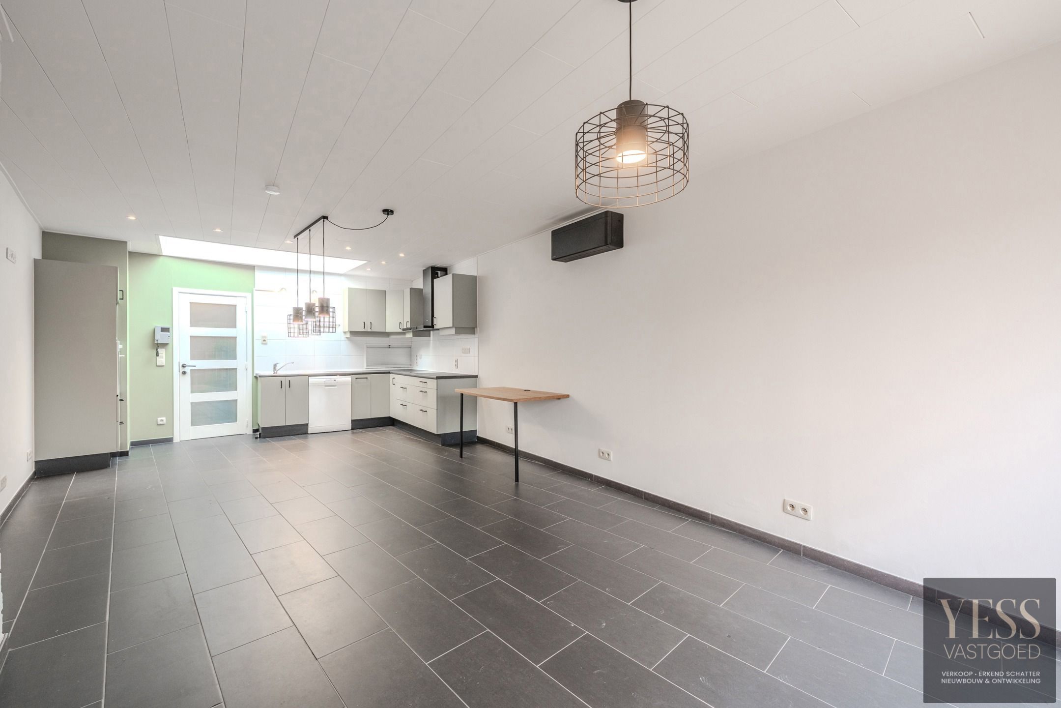 Instapklaar gelijkvloers appartement met terras/tuintje foto 5
