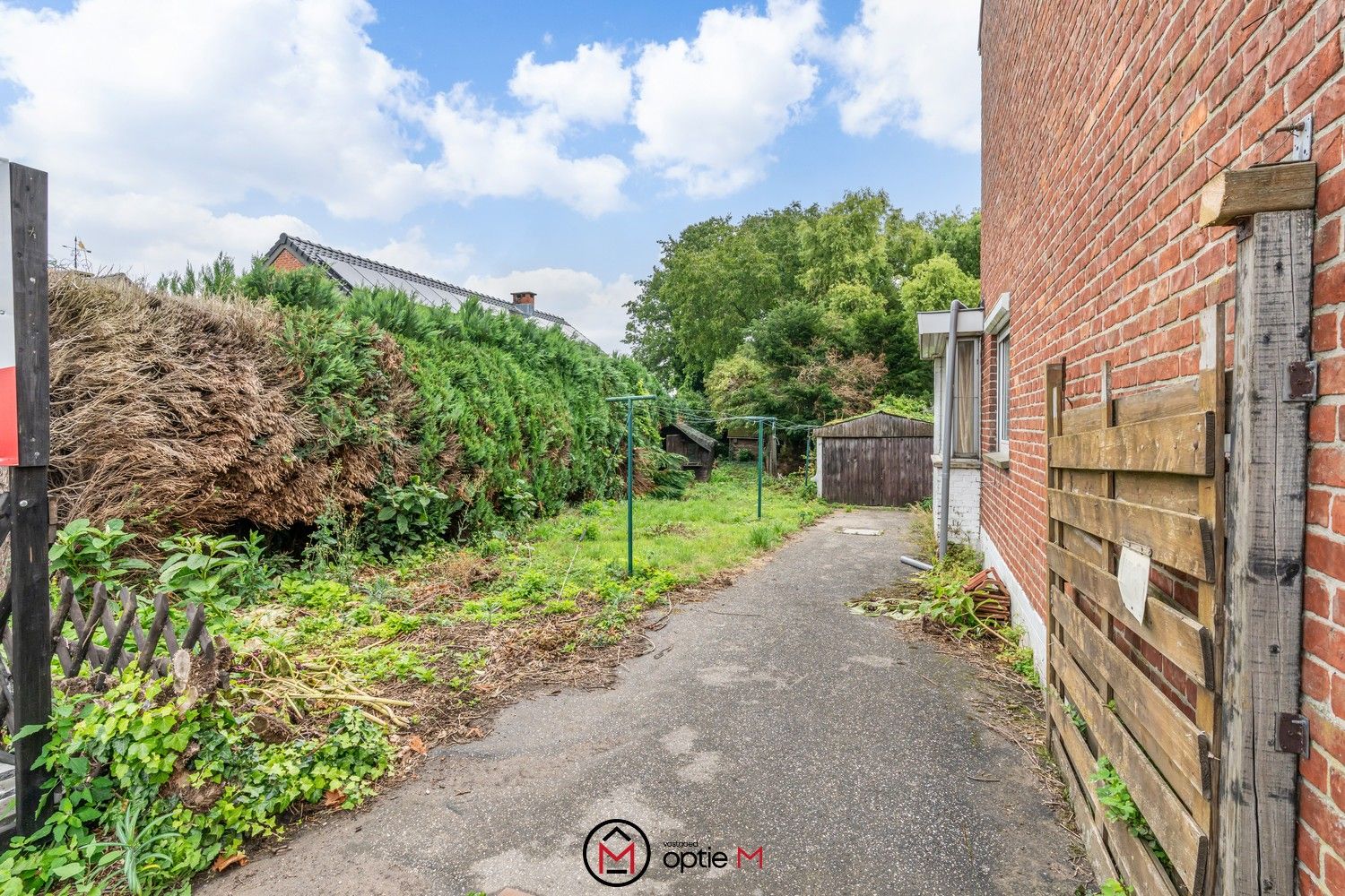 Te renoveren woning met zicht op uitgestrekte velden foto 2