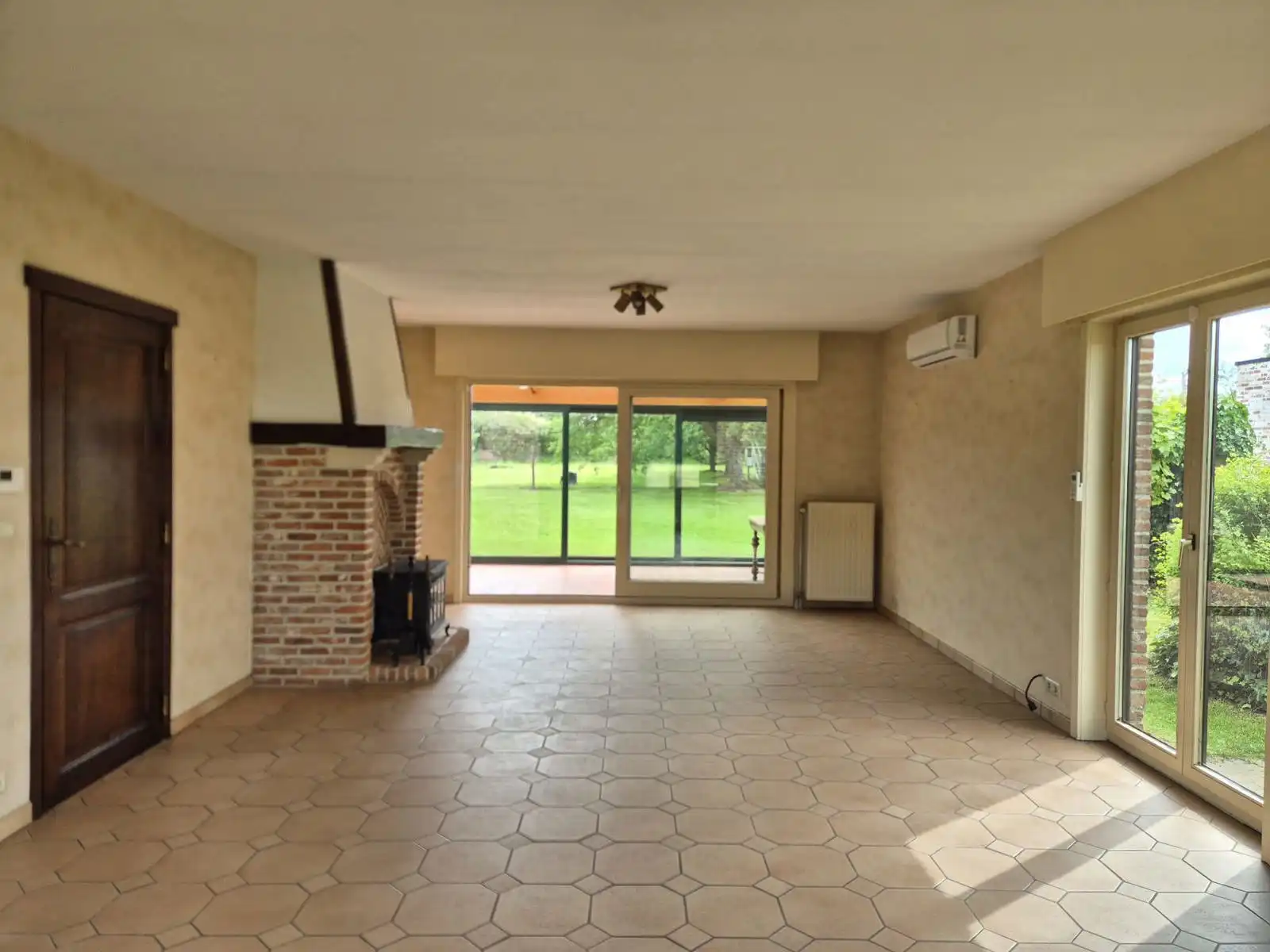 Open bebouwing met 3 slaapkamers, tuin en garage foto 3
