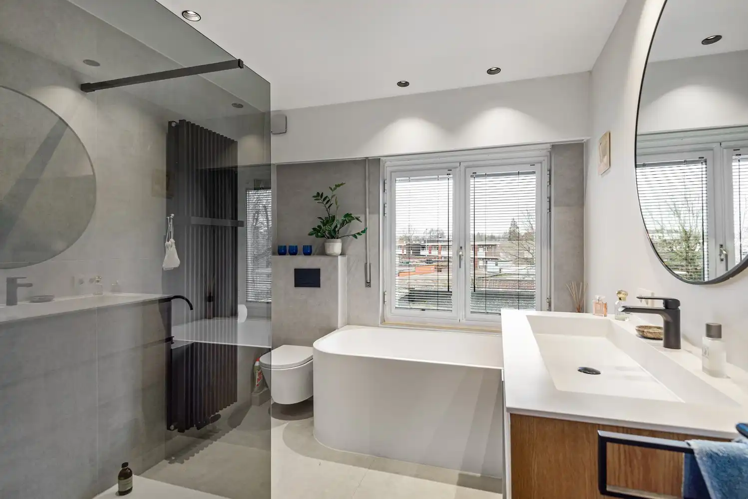 Verzorgde instapklare woning met 4 slaapkamers en ruime garage. foto 22