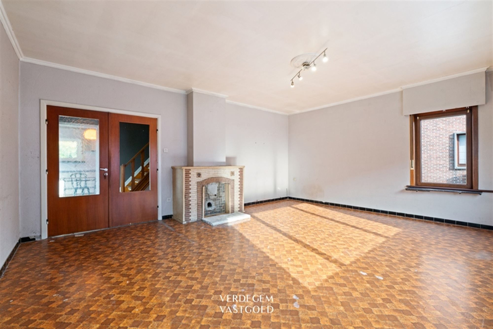 Ruime, op te knappen, woning met 3  slaapkamers, tuin en garage foto 3