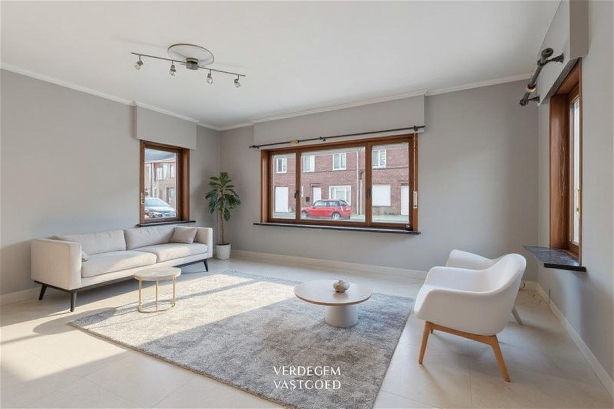 Ruime, op te knappen, woning met 3  slaapkamers, tuin en garage foto 3