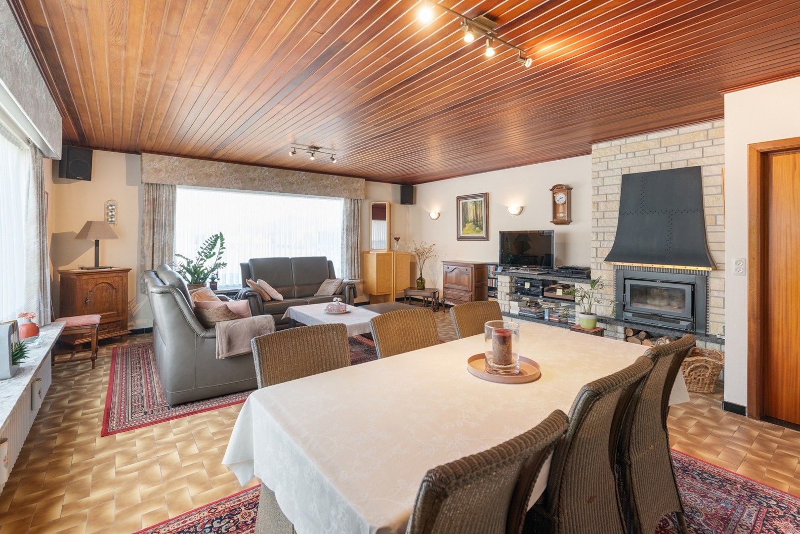 Ruime alleenstaande villa-bungalow met zongerichte tuin en garage foto 6