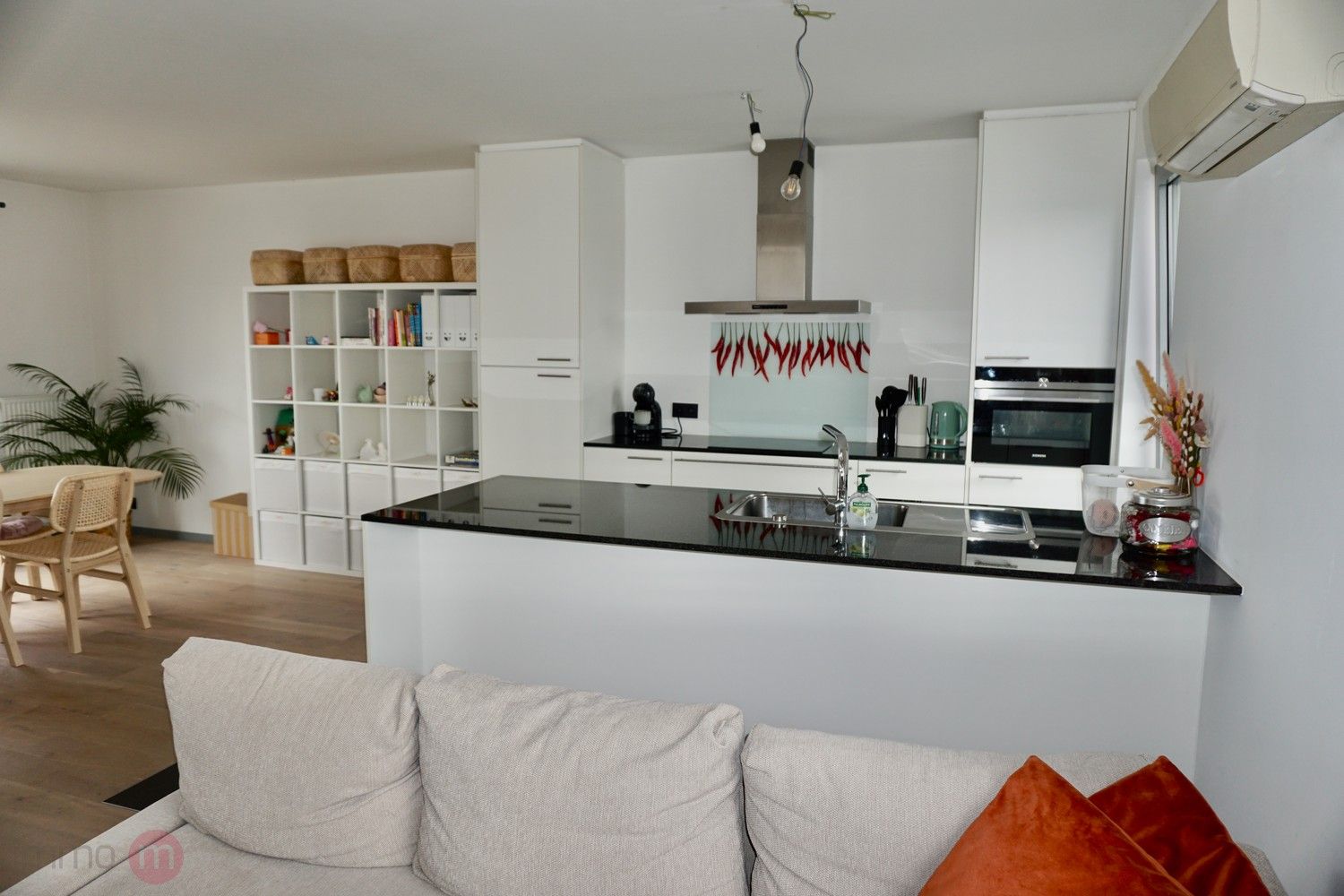 Recent goed gelegen duplexappartement met 2 slaapkamers, 3 grote terrassen en een autostaanplaats. foto 8