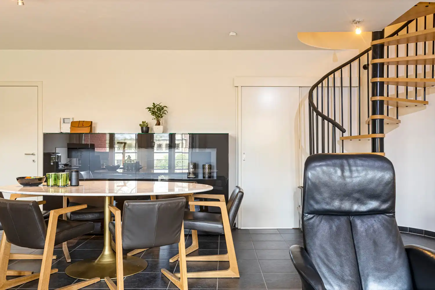 ZEER RUIM DUPLEX APPARTEMENT CENTRUM DIEST MET ZICHT OP PARK! foto 9