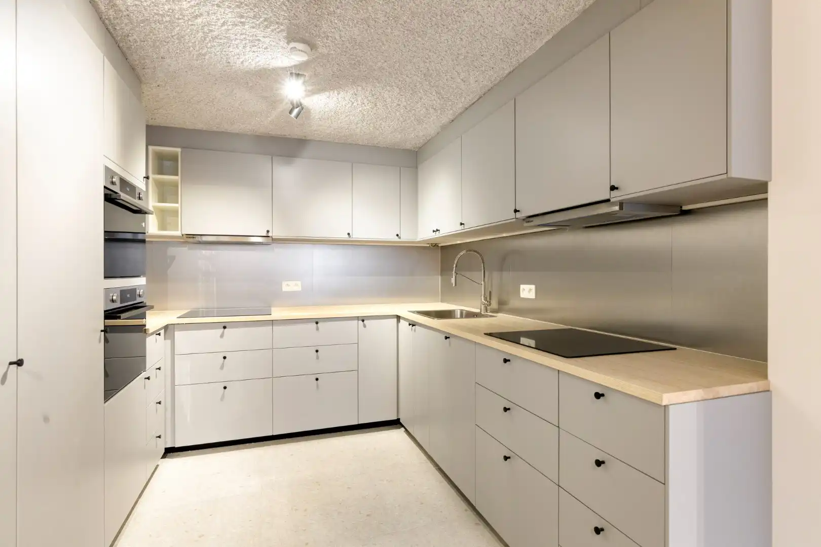 Volledig gerenoveerde studentenkamer in residentie met 15 studentenkamers en een 1slaapkamer appartement in hartje Leuven - EPC label A! foto 9