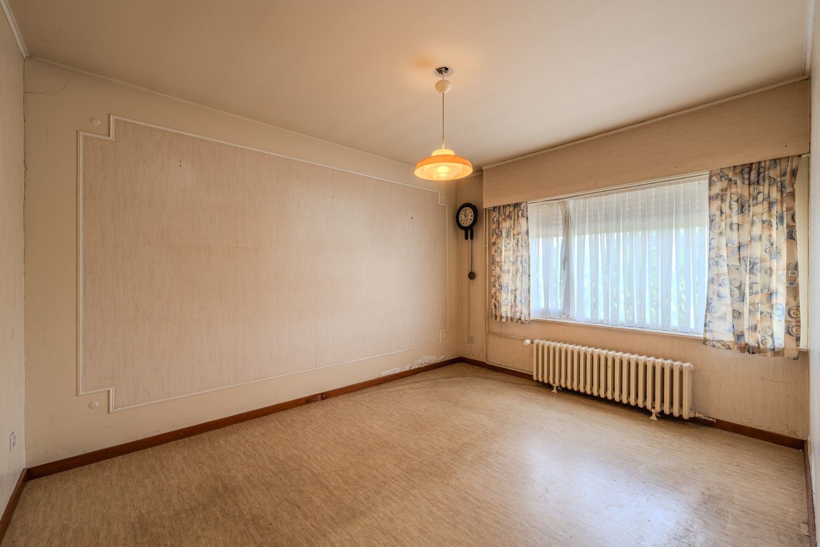 Te renoveren bungalow op ruim perceel foto 14