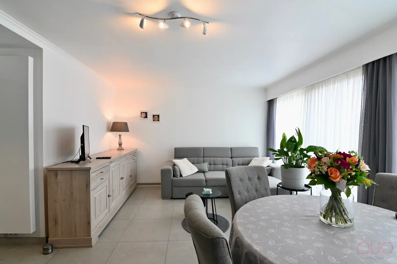 Charmant gerenoveerd 2-slaapkamerappartement met dubbel terras en garage – Centrum Sint-Truiden foto 2