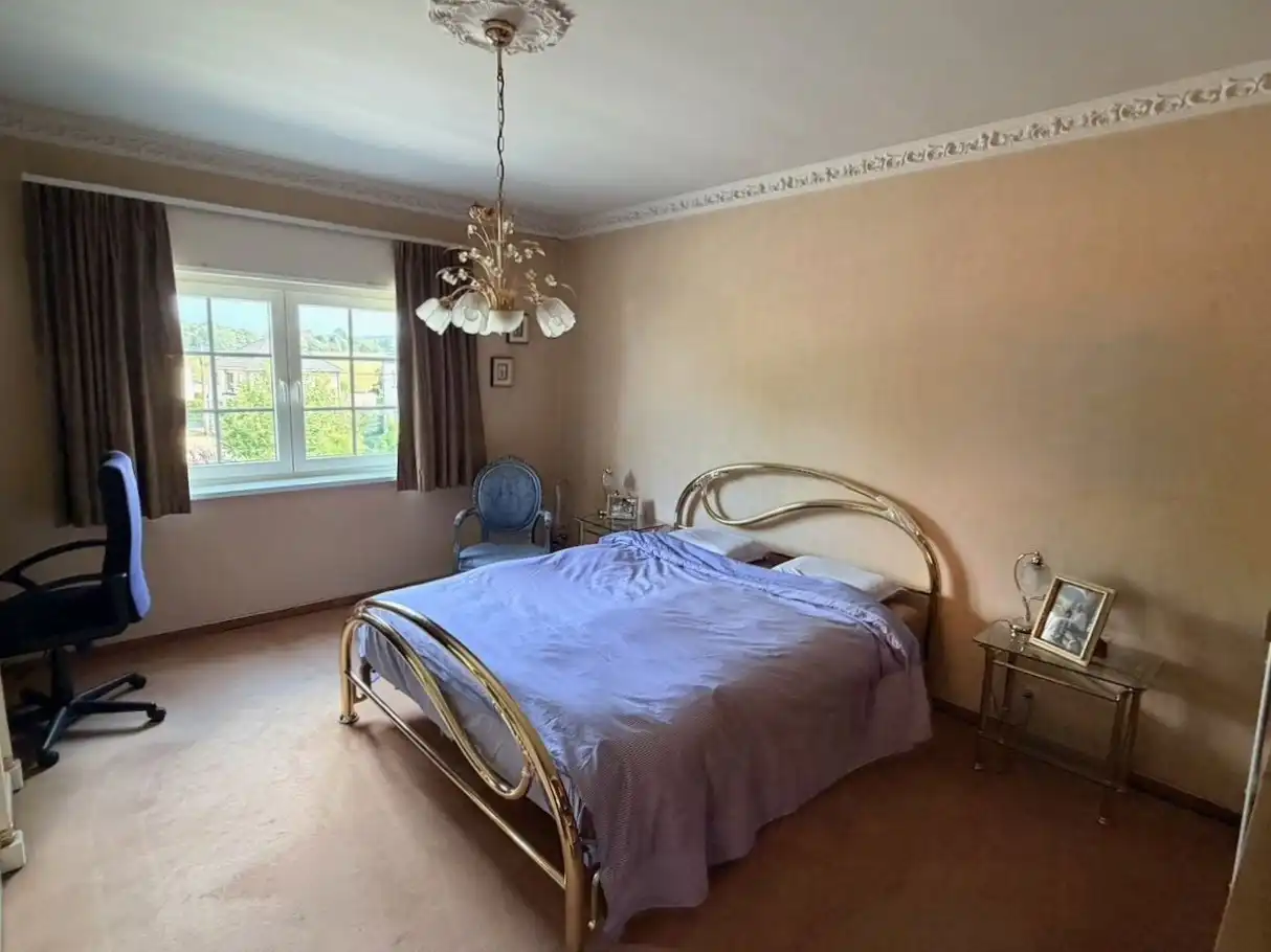 Ruime halfopen woning met overdekt zwembad op topligging foto 16