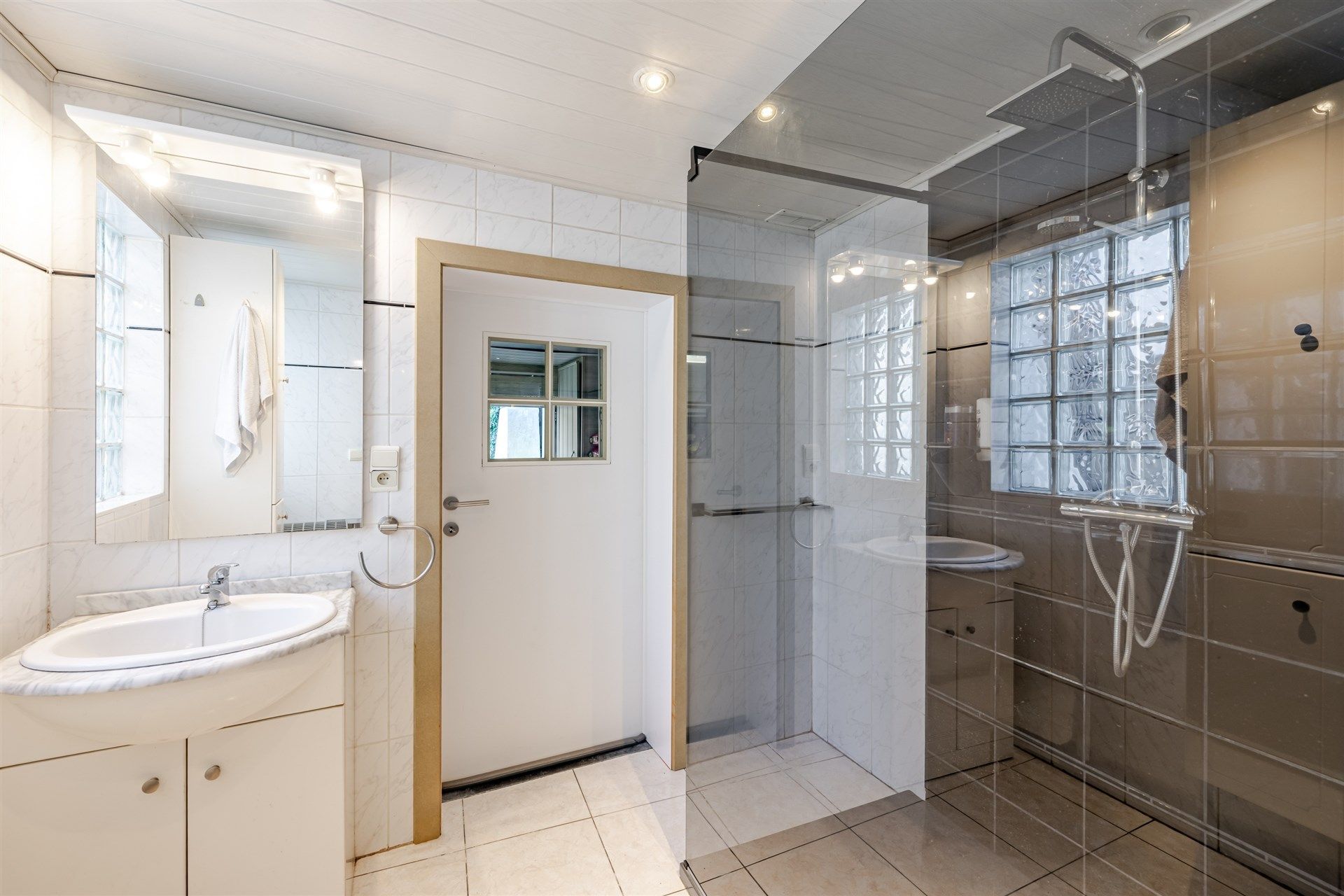 Gezellige rijwoning met uitzonderlijke grote tuin en externe garage in hartje Schellebelle foto 9