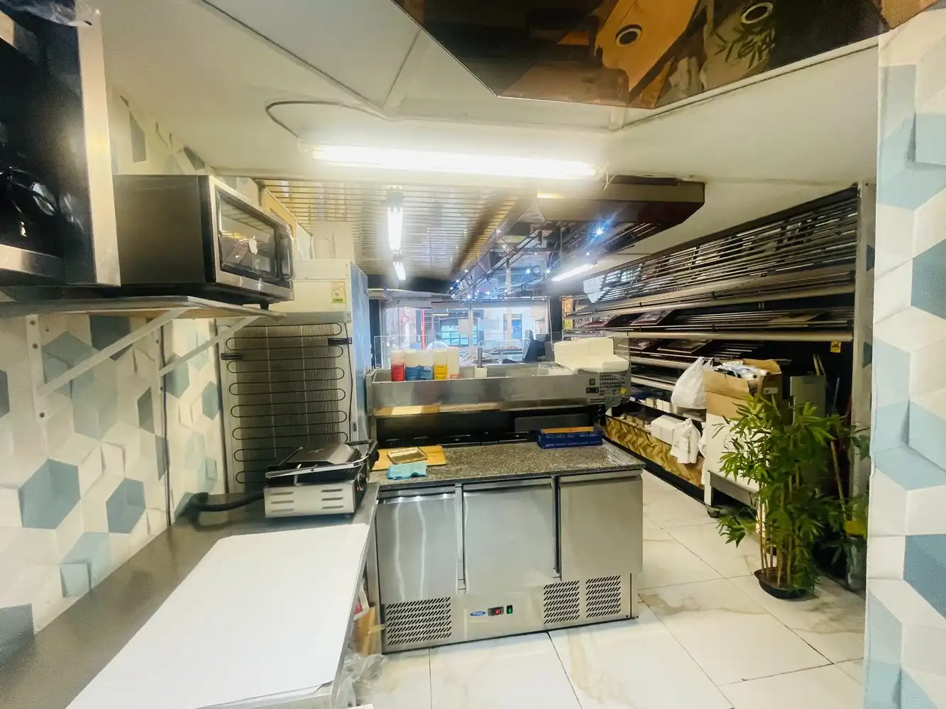 Brugge centrum  Smedenstraat  Ruim handelspand met woonst . Mooie huuropbrengst , verhuurd aan 2.200 euro per maand  6 % NETTO OPBRENGST foto 3