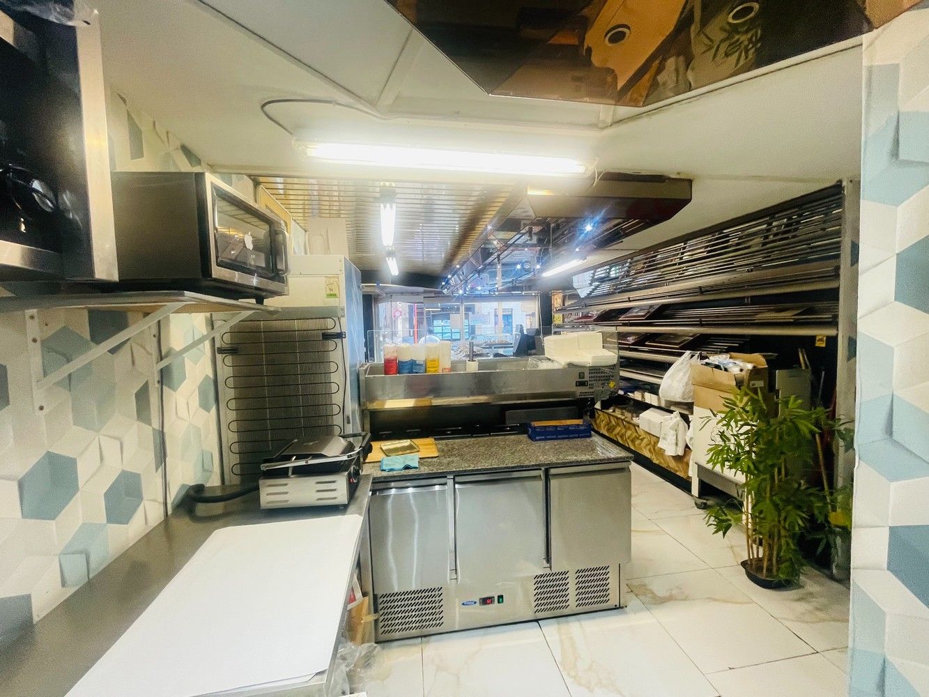 Brugge centrum  Smedenstraat  Ruim handelspand met woonst . Mooie huuropbrengst , verhuurd aan 2.200 euro per maand  6 % NETTO OPBRENGST foto 3