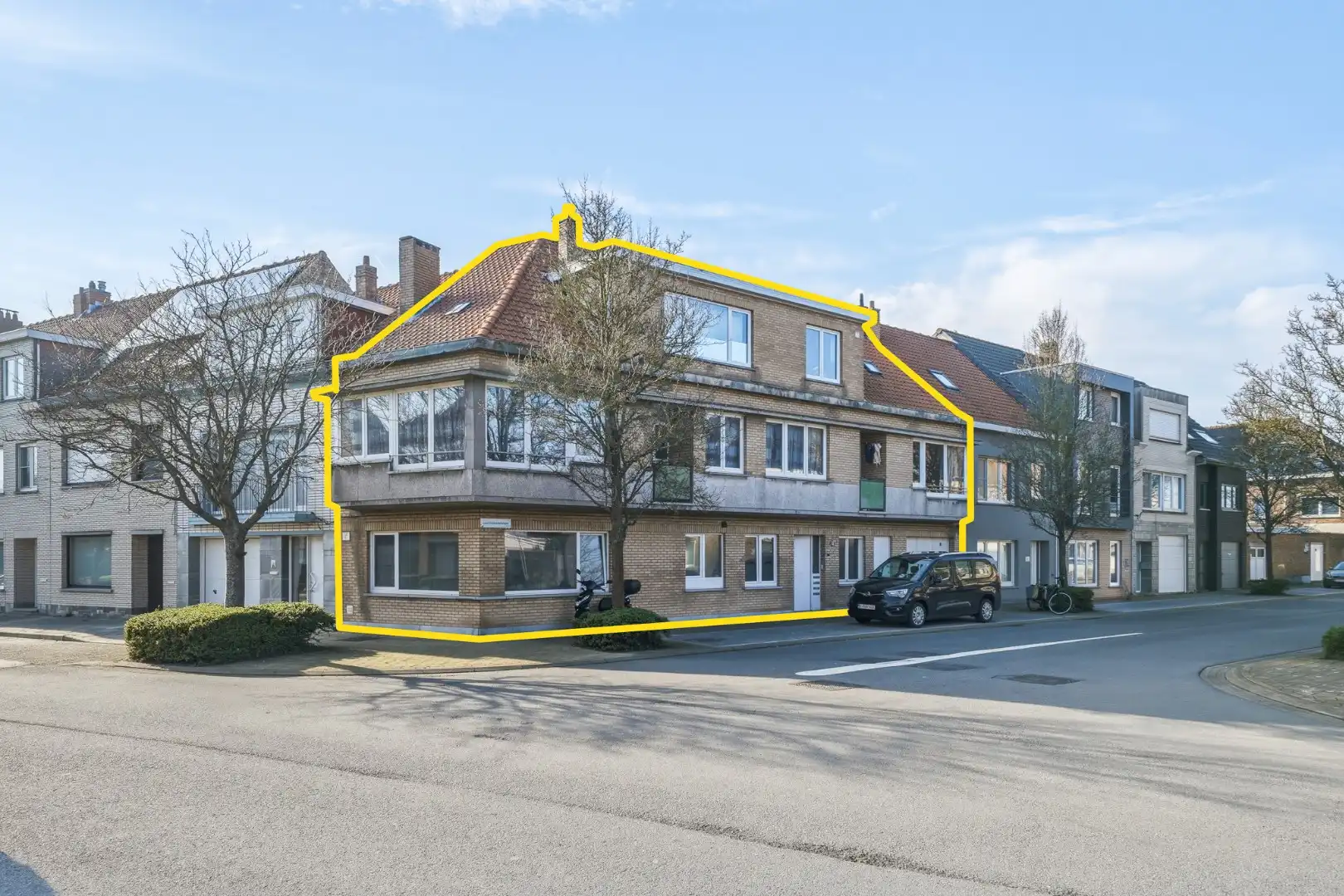 Opbrengsteigendom met 4 (vergunde) appartementen en garage te Bredene - Rendement 6,12% foto {{pictureIndex}}
