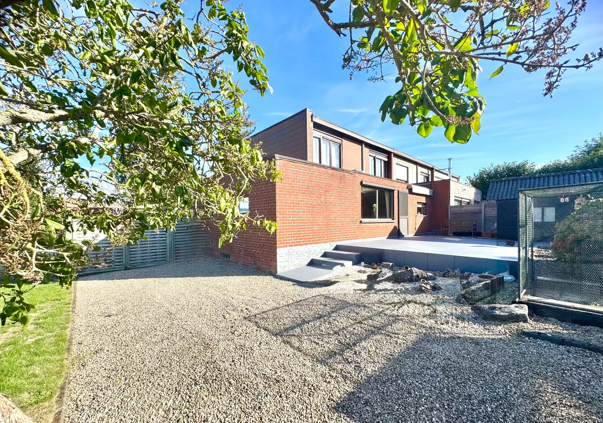 Hoofdfoto van de publicatie: HALFOPEN WONING | 4 KAMERS | TUIN | GARAGE | 720 M²