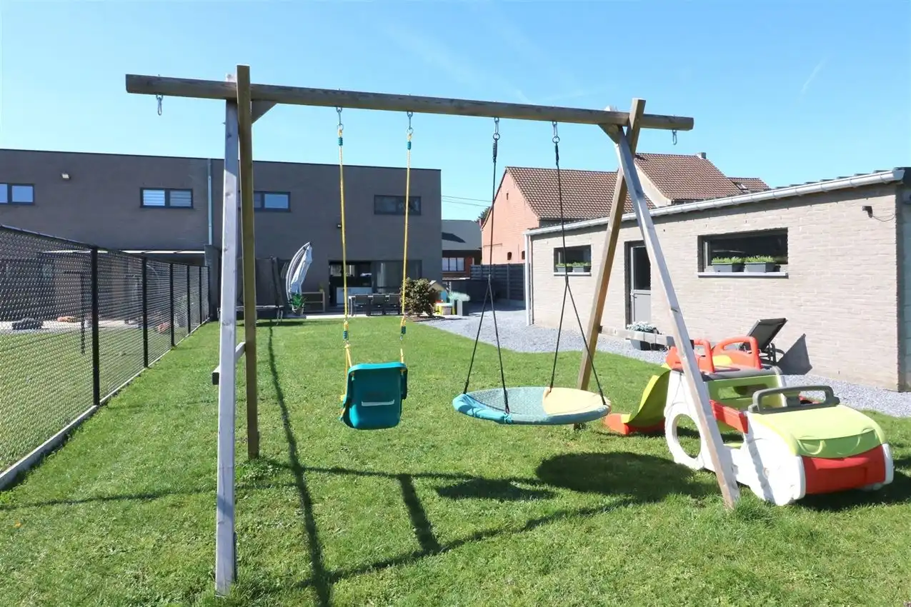 E28 | 2016/ Zonnepanelen | 3 slaapkamers | Grote tuin | Aparte garage | Nabij E314 en groen foto 13
