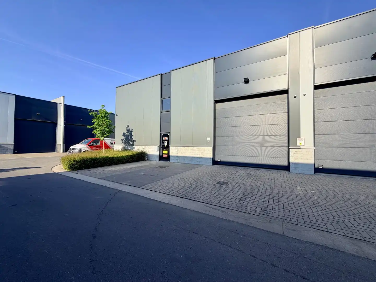 Ruime loods met parkeerplaats te Wielsbeke! foto {{pictureIndex}}