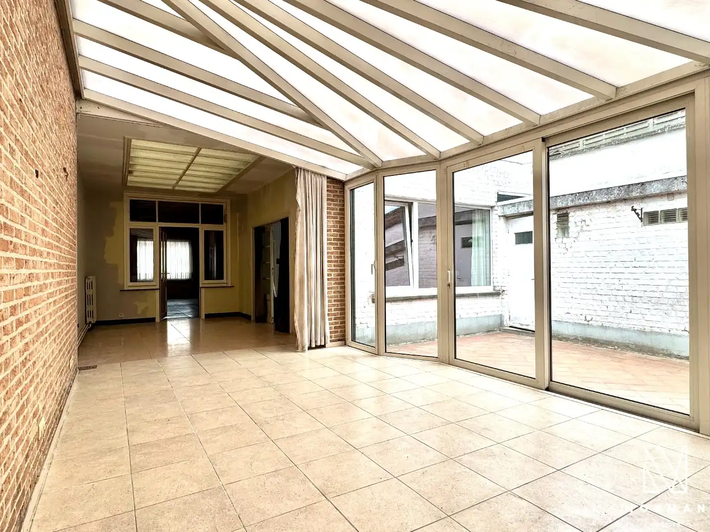 Zeer ruime te renoveren woning met 4 slaapkamers te koop in centrum Kuurne! foto {{pictureIndex}}
