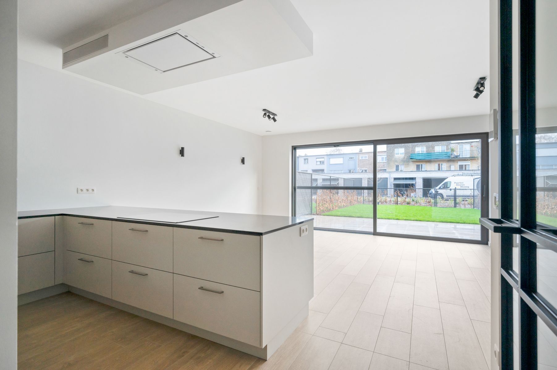 Nieuwbouw gelijkvloers appartement met staanplaats en kelder foto {{pictureIndex}}