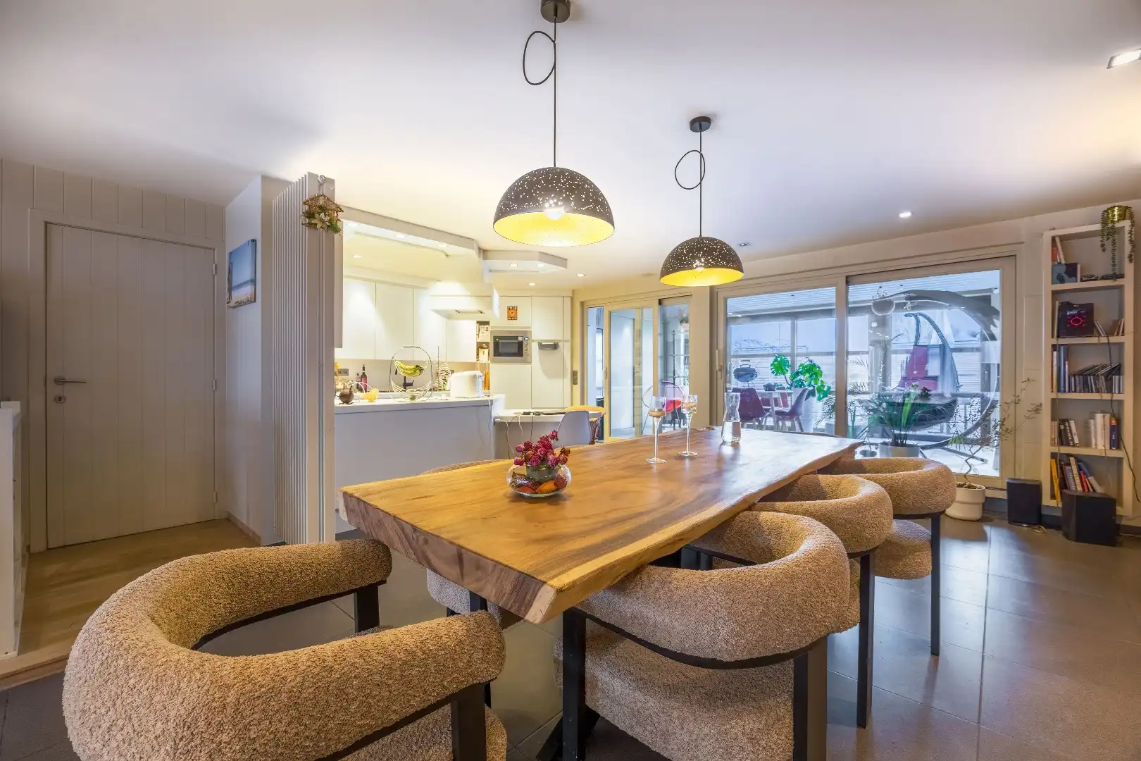 Prachtige woning met dubbele garage en tuin  foto 2