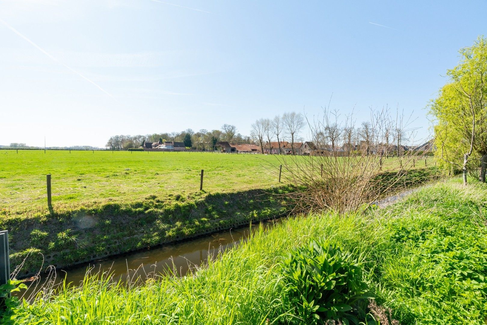 Ruime alleenstaande villa-bungalow met zongerichte tuin en garage foto 19